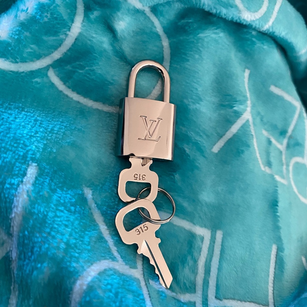 Louis Vuitton Palladium Silver 300 Series lock and 2 keys 315